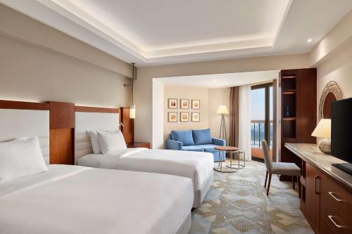 Habitación familiar comunicada con vistas al río del hotel Ramses Hilton. Foto 6