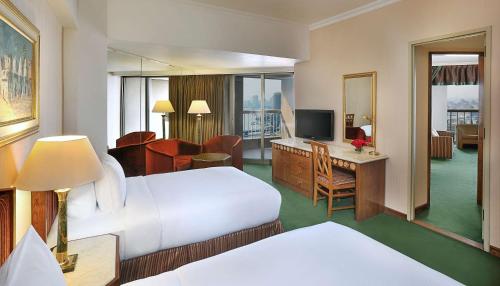 Habitación familiar comunicada con vistas al río del hotel Ramses Hilton. Foto 7
