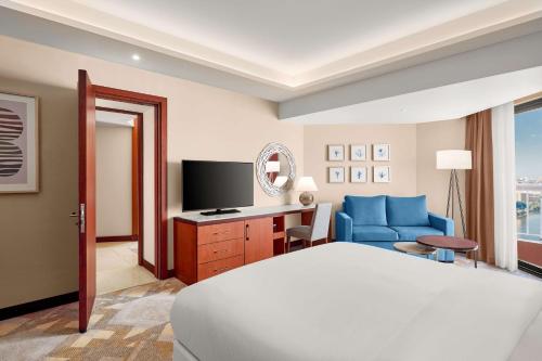 Habitación Familiar Comunicada con cama extragrande y vistas al Nilo del hotel Ramses Hilton. Foto 1