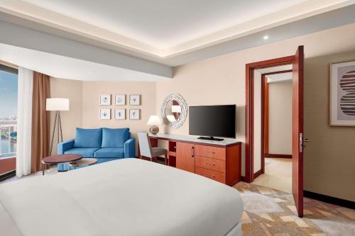 Habitación Familiar Comunicada con cama extragrande y vistas al Nilo del hotel Ramses Hilton. Foto 7