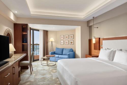 Habitación Deluxe con cama extragrande y vistas al Nilo del hotel Ramses Hilton