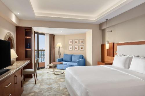 Habitación Deluxe con cama extragrande y vistas al Nilo del hotel Ramses Hilton. Foto 6