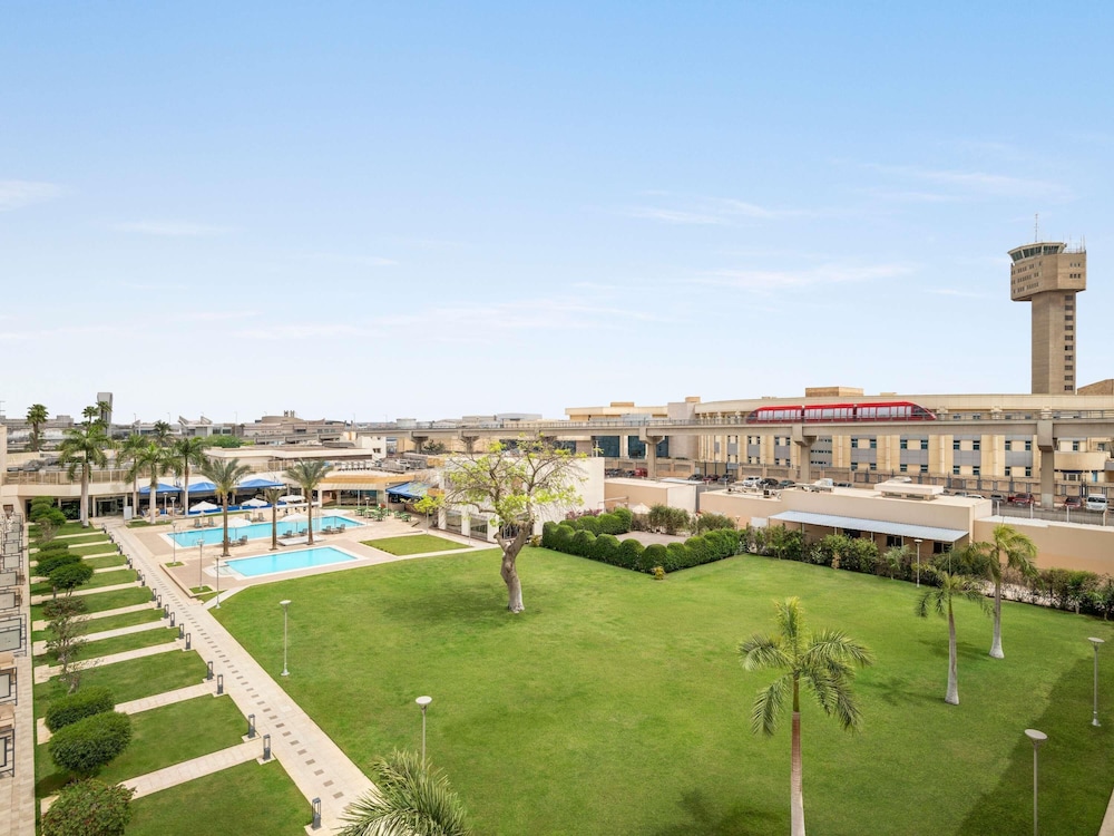 SUPERIOR ROOM with 2 single beds del hotel Novotel Cairo Airport. Foto 7