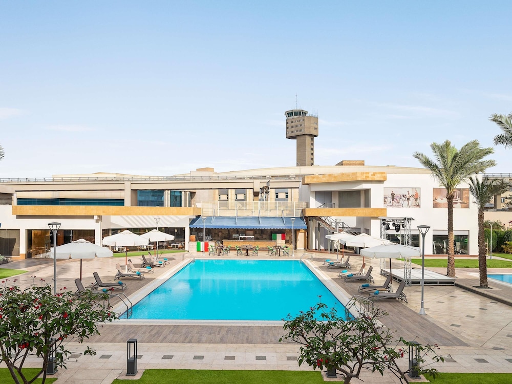 Superior Room with 2 single beds, Pool Side del hotel Novotel Cairo Airport. Foto 4