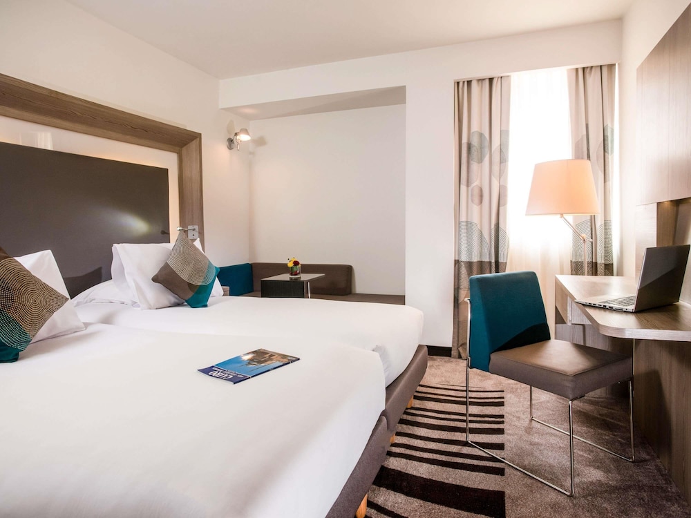 Standard Room with 2 single beds & Sofa del hotel Novotel Cairo Airport. Foto 1