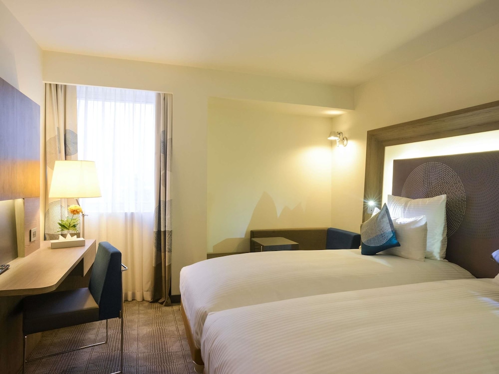 Standard Room with 2 single beds & Sofa del hotel Novotel Cairo Airport. Foto 6