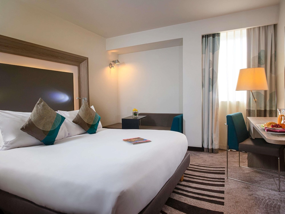 Standard room with1 double bed & sofa del hotel Novotel Cairo Airport. Foto 1