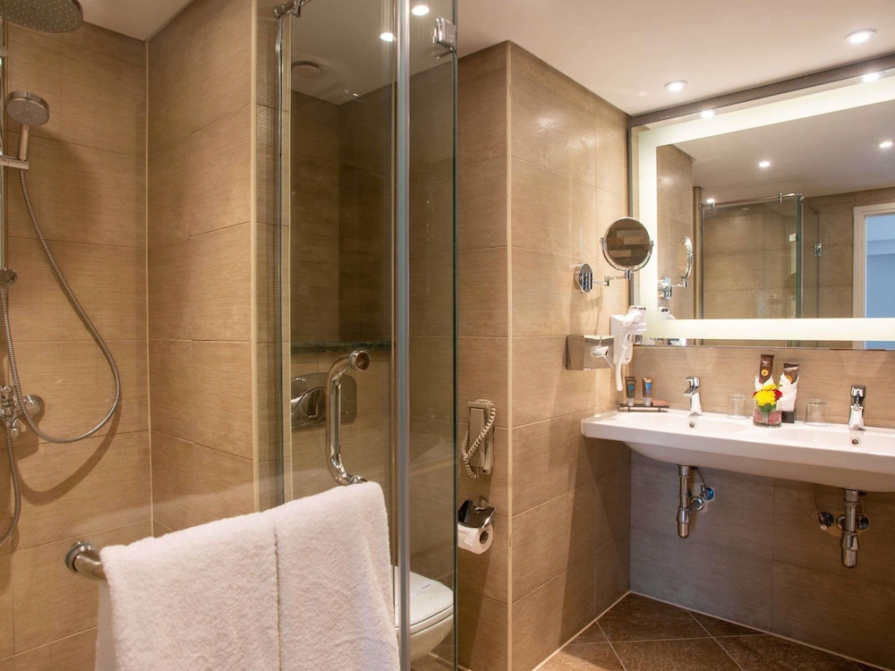 Suite, 1 cama de matrimonio grande con sofá cama del hotel Novotel Cairo Airport. Foto 4
