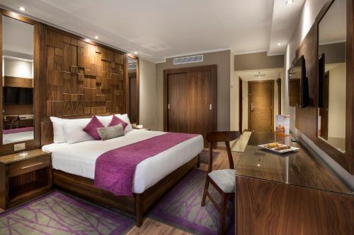 Habitación Estándar - Cama extragrande del hotel Pyramisa Suites Cairo