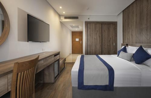 Habitación Deluxe con cama extragrande del hotel Pyramisa Suites Cairo. Foto 1