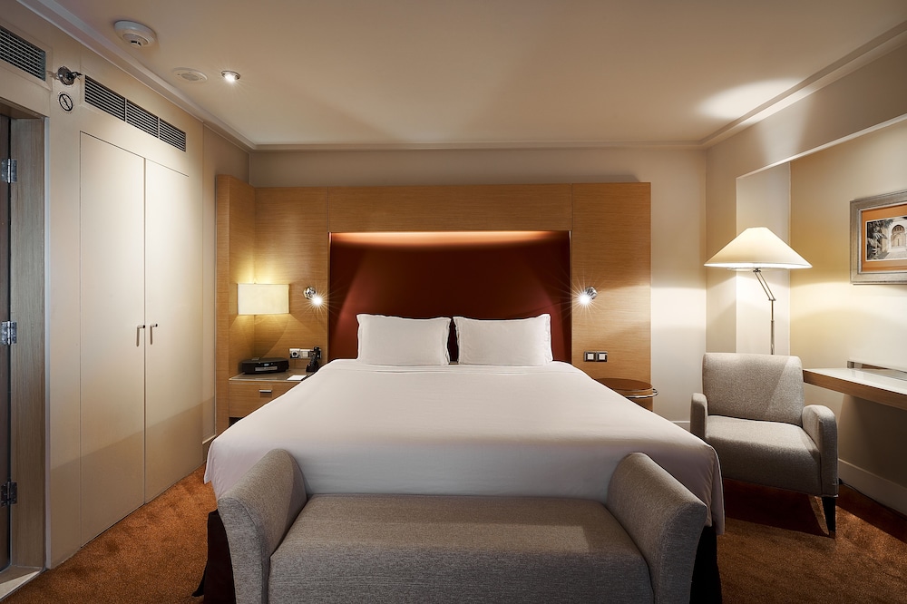 JUNIOR SUITE, 1 Cama King Size, Vista Parcial al Nilo del hotel Sofitel Cairo Nile El Gezirah. Foto 4