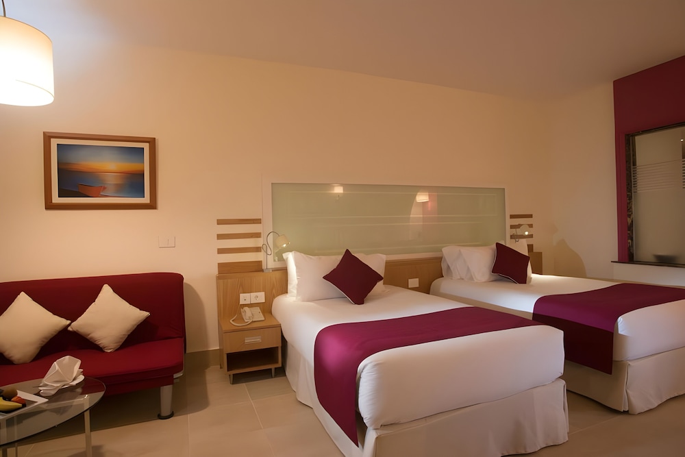 Habitación Superior con 2 camas individuales, Lado del Jardín del hotel Mercure Hurghada. Foto 1