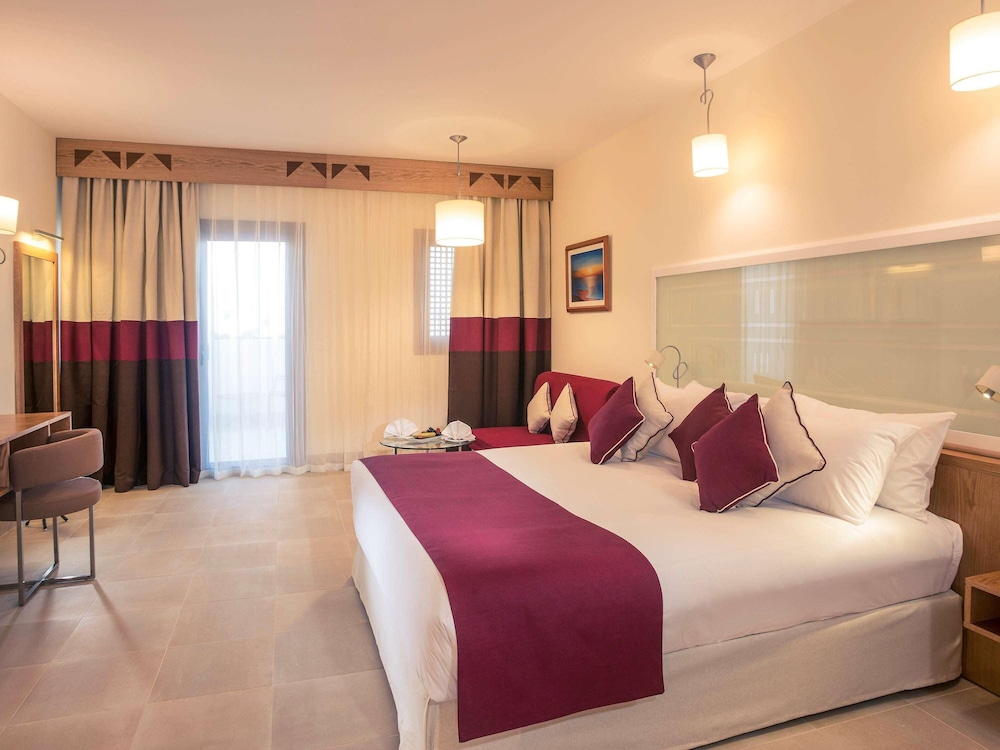 Habitación Superior con 1 cama doble, Lado del Jardín del hotel Mercure Hurghada. Foto 3