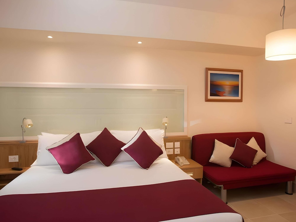 Habitación Superior con 2 camas individuales, Vistas a la Piscina del hotel Mercure Hurghada. Foto 3