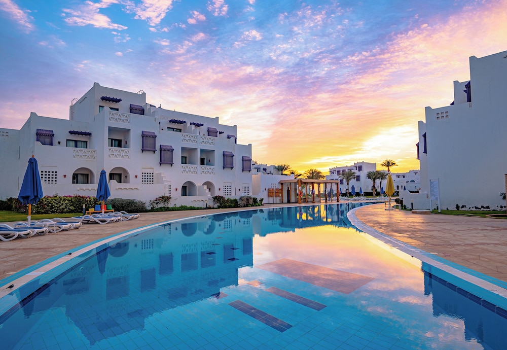 Habitación Superior con 1 cama doble, Vistas a la Piscina del hotel Mercure Hurghada. Foto 8