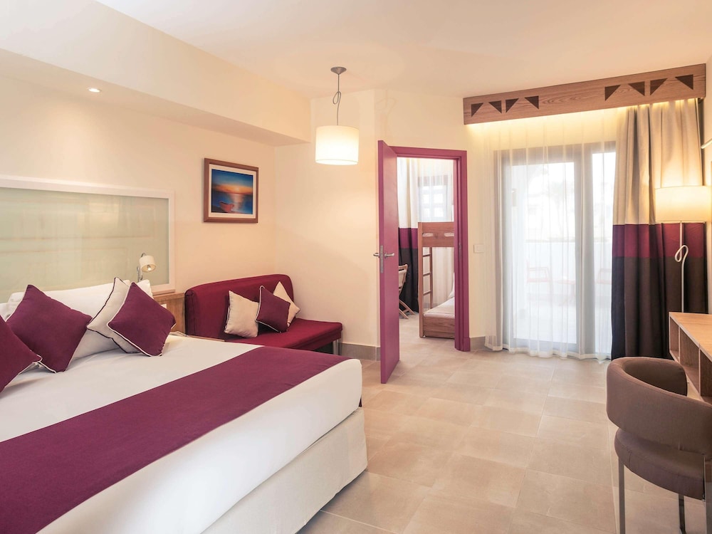 Habitación Familiar Superior, Lado de la Piscina del hotel Mercure Hurghada. Foto 1