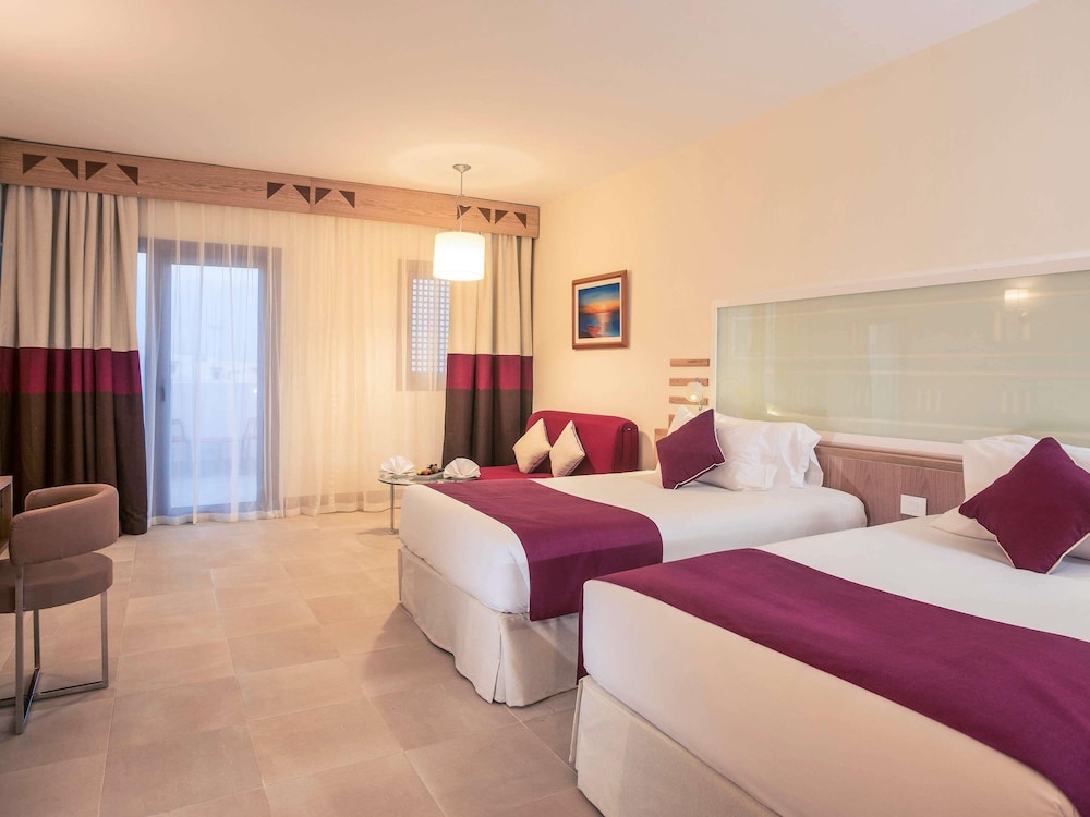 Habitación Superior con 2 camas individuales, Lado del Jardín del hotel Mercure Hurghada. Foto 13
