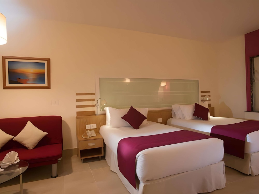 Habitación Superior con 2 camas individuales, Vistas a la Piscina del hotel Mercure Hurghada. Foto 8