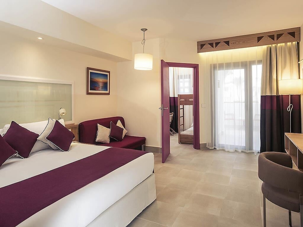 Habitación Familiar Superior, Lado del Jardín del hotel Mercure Hurghada. Foto 12