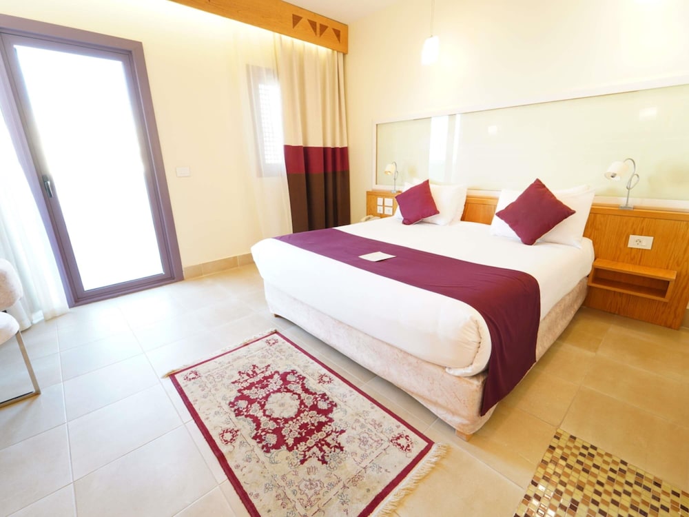 Suite Superior con 1 cama King Size, Lado de la Piscina del hotel Mercure Hurghada. Foto 9