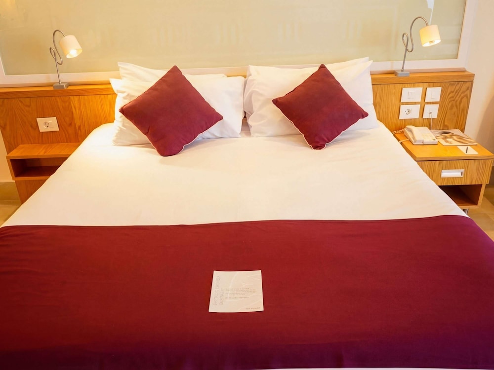 Suite Superior con 1 cama King Size, Lado de la Piscina del hotel Mercure Hurghada. Foto 10