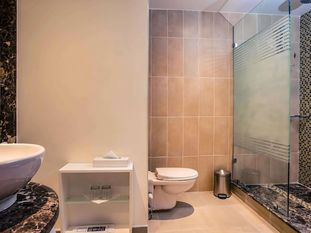 Suite Superior con 1 cama King Size, Lado de la Piscina del hotel Mercure Hurghada. Foto 12