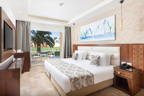Oferta especial - Habitación Familiar - Solo para egipcios y residentes del hotel Pickalbatros Royal Moderna Sharm and Aqua Park. Foto 1