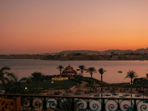 Habitación Classic con cama grande y vistas parciales al mar del hotel Movenpick Resort Sharm El Sheik Naama Bay