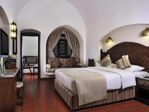 Habitación Classic con cama grande y vistas parciales al mar del hotel Movenpick Resort Sharm El Sheik Naama Bay. Foto 1