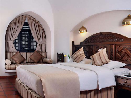 Habitación Classic con cama grande y vistas parciales al mar del hotel Movenpick Resort Sharm El Sheik Naama Bay. Foto 2