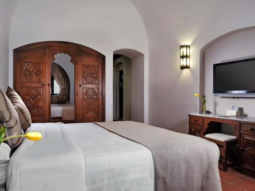 Habitación Classic con cama grande y vistas parciales al mar del hotel Movenpick Resort Sharm El Sheik Naama Bay. Foto 3