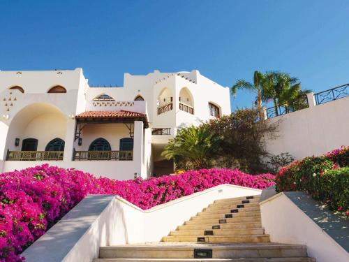 Habitación Classic con cama grande y vistas parciales al mar del hotel Movenpick Resort Sharm El Sheik Naama Bay. Foto 7