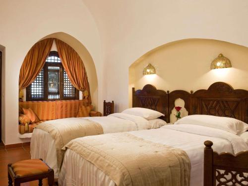 Habitación Doble Clásica con vistas parciales al mar - 2 camas del hotel Movenpick Resort Sharm El Sheik Naama Bay. Foto 1