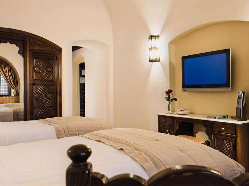 Habitación Doble Clásica con vistas parciales al mar - 2 camas del hotel Movenpick Resort Sharm El Sheik Naama Bay. Foto 2