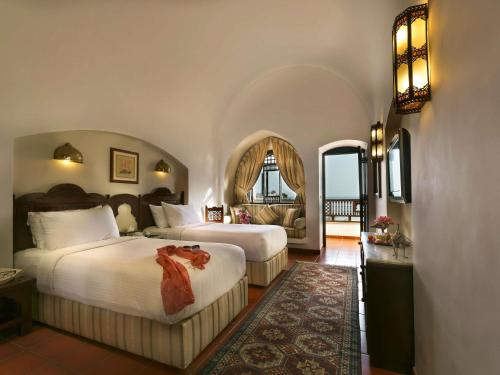 Habitación Doble Clásica con vistas parciales al mar - 2 camas del hotel Movenpick Resort Sharm El Sheik Naama Bay. Foto 3