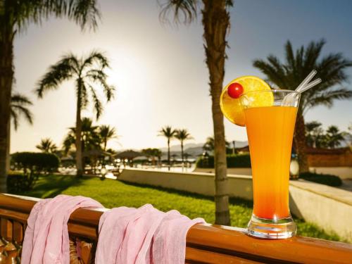 Habitación Doble Clásica con vistas parciales al mar - 2 camas del hotel Movenpick Resort Sharm El Sheik Naama Bay. Foto 6
