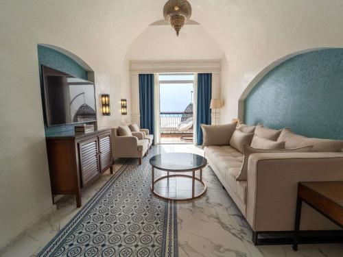 Suite Executive con vistas al mar del hotel Movenpick Resort Sharm El Sheik Naama Bay. Foto 4