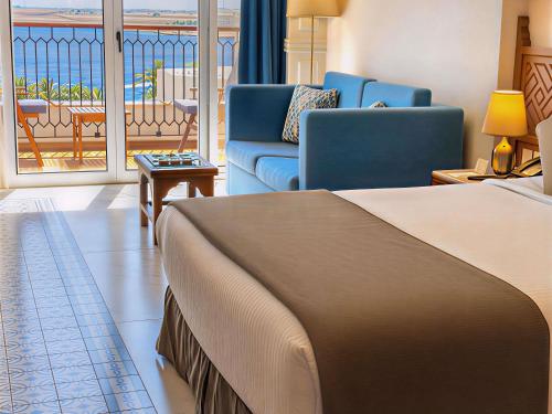 Habitación Doble Superior con vistas al mar del hotel Movenpick Resort Sharm El Sheik Naama Bay. Foto 3