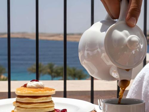 Habitación Doble Superior con vistas al mar del hotel Movenpick Resort Sharm El Sheik Naama Bay. Foto 5