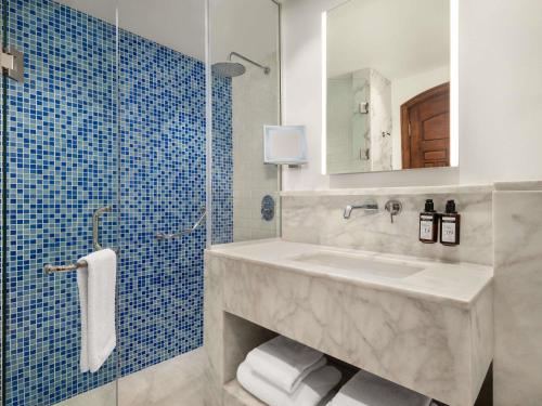 Habitación Doble Confort - 2 camas - Planta baja del hotel Movenpick Resort Sharm El Sheik Naama Bay. Foto 1