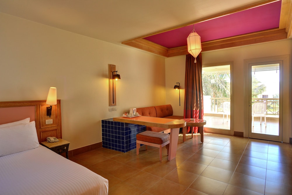 Habitación Estándar con 1 cama doble, lado jardín (Ala Palm) del hotel Novotel Sharm El-sheikh. Foto 1