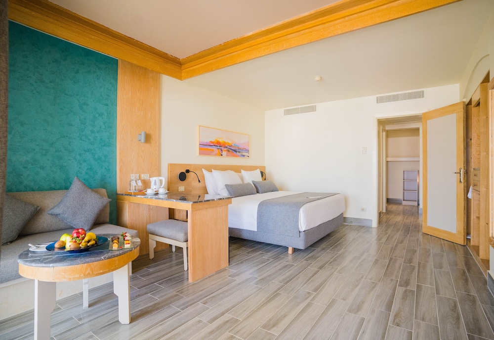 Suite Familiar con habitación infantil separada con camas litera, lado jardín (Ala Palm) del hotel Novotel Sharm El-sheikh. Foto 3
