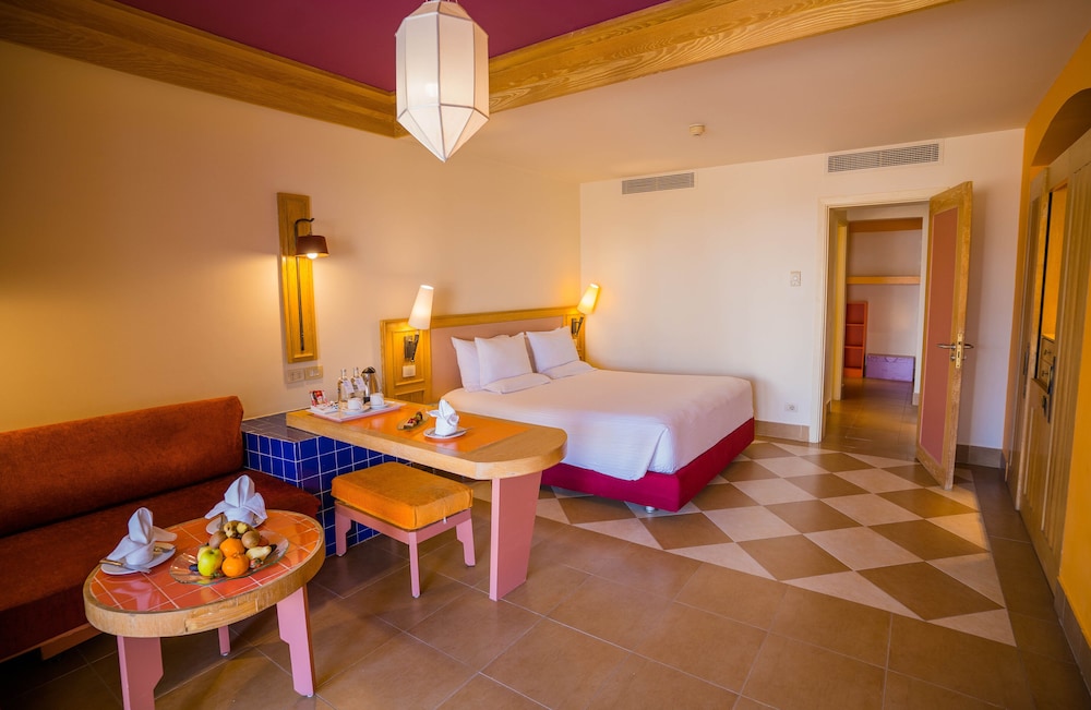 Suite Familiar con habitación infantil separada con camas litera, lado jardín (Ala Palm) del hotel Novotel Sharm El-sheikh. Foto 4