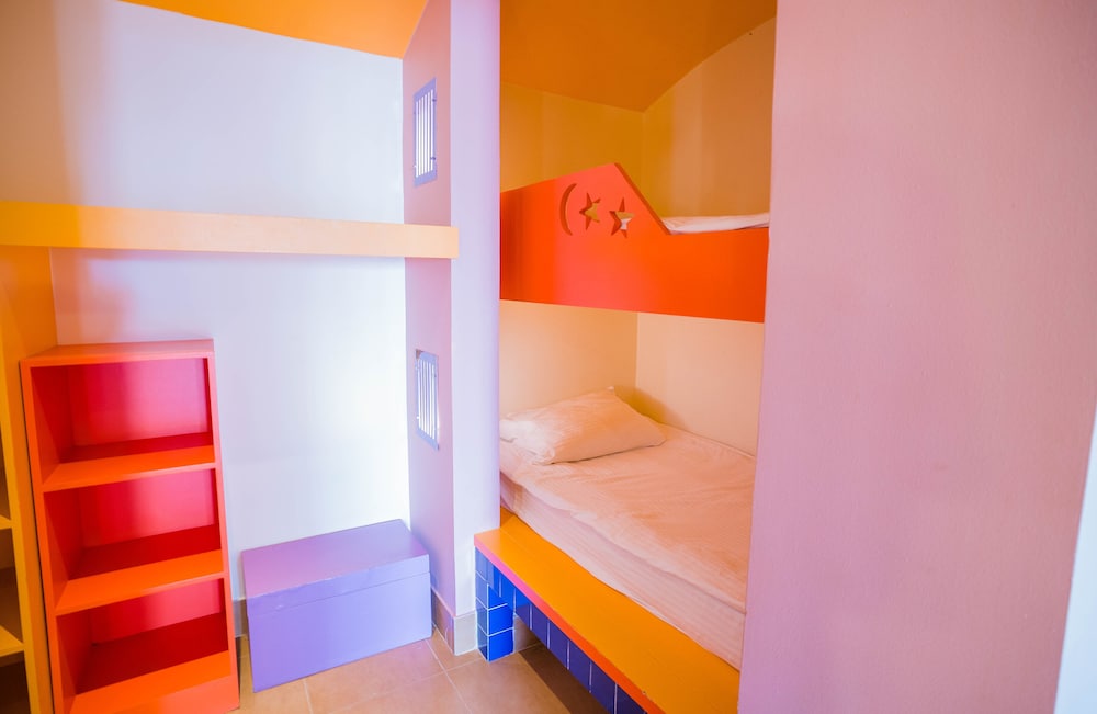 Suite Familiar con habitación infantil separada con camas litera, lado jardín (Ala Palm) del hotel Novotel Sharm El-sheikh. Foto 5