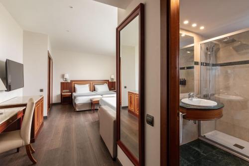 Habitación Triple del hotel Eurostars Ciudad de la Coruña. Foto 1