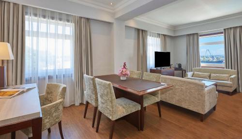 Habitación Cuádruple Familiar con vistas al mar del hotel Nh Collection A Coruña Finisterre