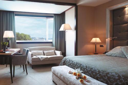 Habitación Familiar Contigua con cama supletoria del hotel Nh Collection A Coruña Finisterre. Foto 3