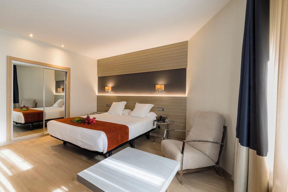 Suite junior, vistas a la ciudad del hotel Avenida