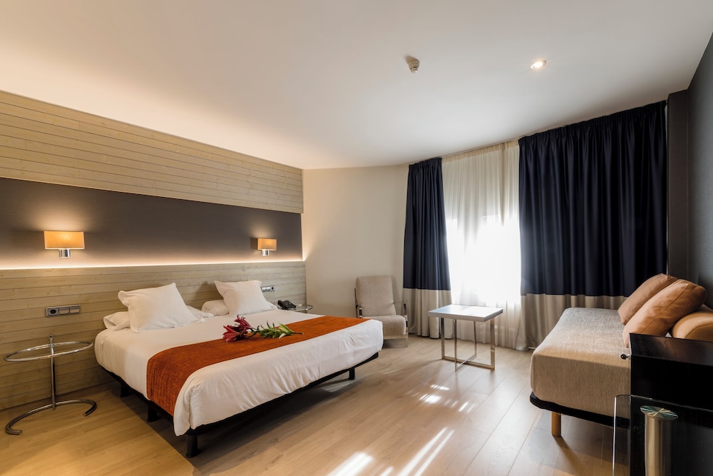 Suite junior, vistas a la ciudad del hotel Avenida. Foto 1