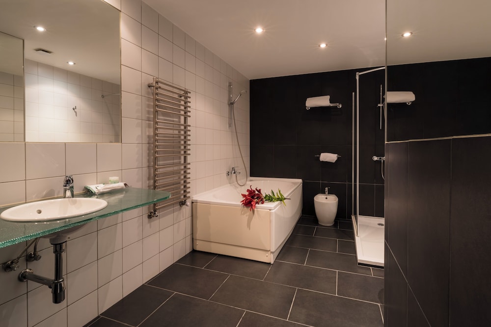 Suite junior, vistas a la ciudad del hotel Avenida. Foto 2